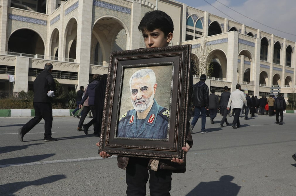 Người dân Iran tưởng nhớ Tướng Soleimani trong một buổi cầu nguyện tại Tehran. (Ảnh: AP)