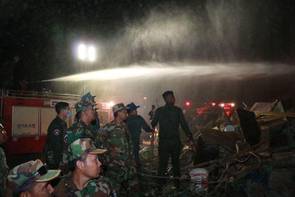 Lực lượng cứu hộ nỗ lực tìm kiếm những người bị vùi lấp.(Ảnh: Fresh News/Vietnam+)