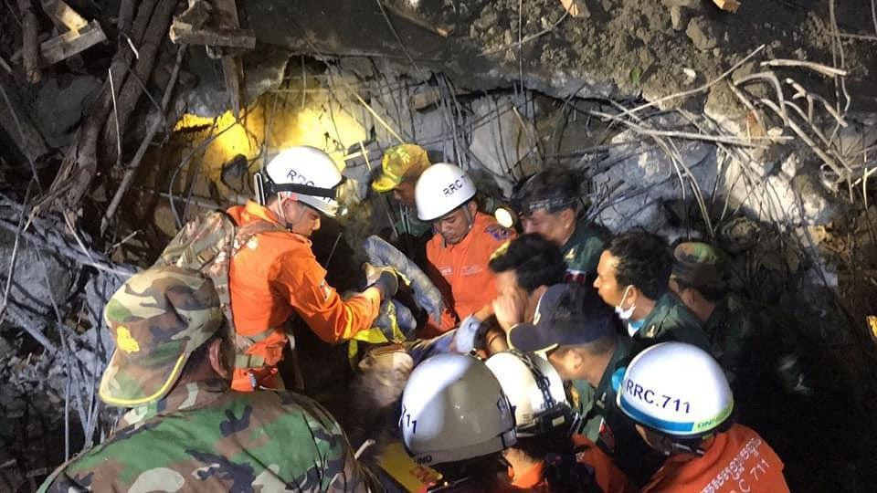 Một nạn nhân bị vùi lấp được đưa ra ngoài. (Ảnh: Fresh News/Vietnam+)