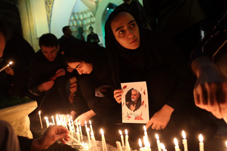 Người dân Iran tưởng nhớ Tướng Soleimani trong một buổi cầu nguyện tại Tehran. (Ảnh: Getty)