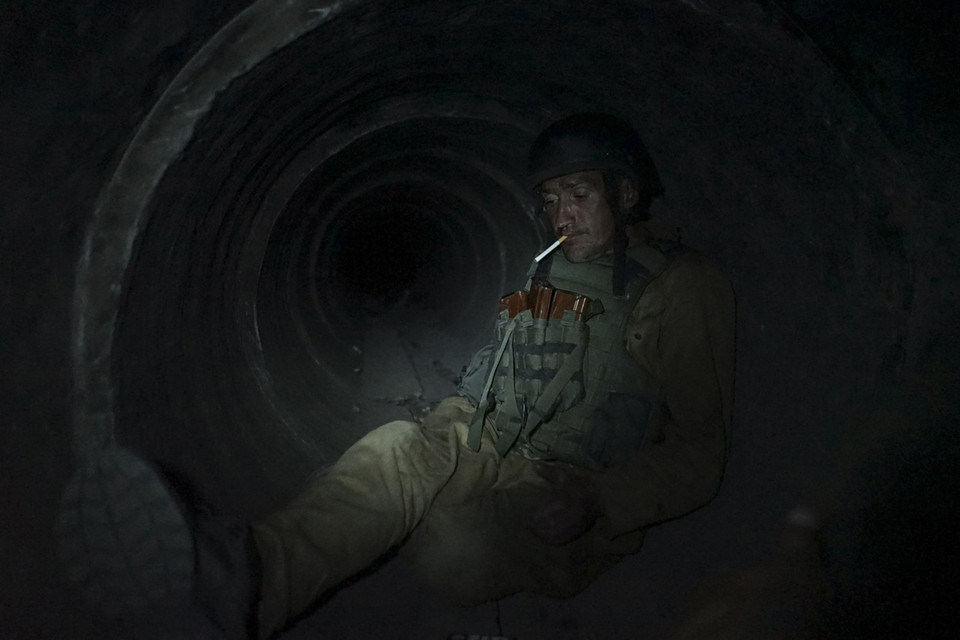 Binh sỹ chính phủ Ukraine ngồi nghỉ trong hầm gần ngoại ô Donetsk. (Ảnh: AP)