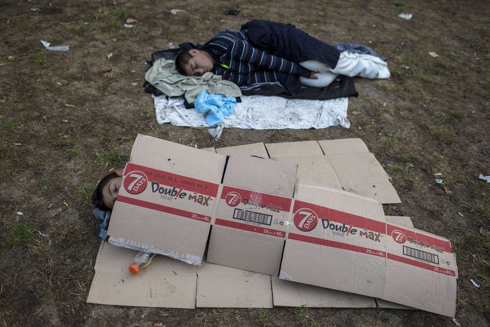 Người nhập cư ngủ ngoài công viên gần ga tàu hỏa ở Belgrade, Serbia. (Ảnh: Reuters)
