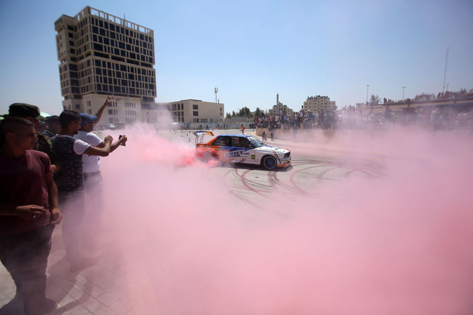 Tay đua người Palestine tham gia một giải đua xe địa phương tại thành phố Ramallah ở khu Bờ Tây. (Ảnh: AFP)