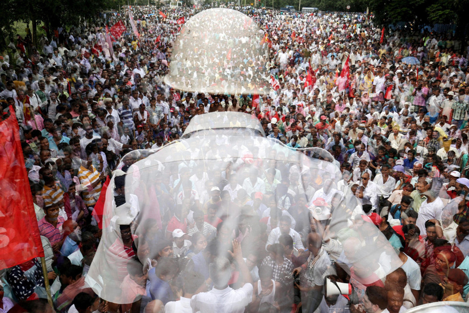 Sỹ quan cảnh sát đứng gác trong cuộc biểu tình của các thành viên đảng Cộng sản Ấn Độ phản đối chính quyền bang Bengal. (Ảnh: AFP)