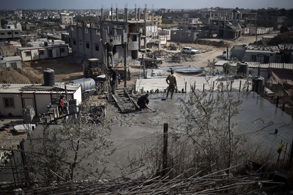 Người dân Palestine xây dựng lại những công trình bị phá hủy sau cuộc chiến 50 ngày giữa Israel với lực lượng Hamas tại Gaza. (Ảnh: AFP)