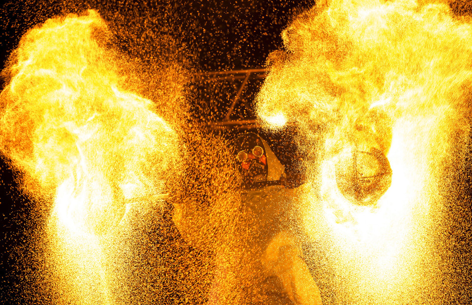 Một nghệ sỹ trình diễn tại lễ hội lửa quốc tế ở Ratomka, ngoại ô Minsk, Belarus. (Ảnh: Reuters)