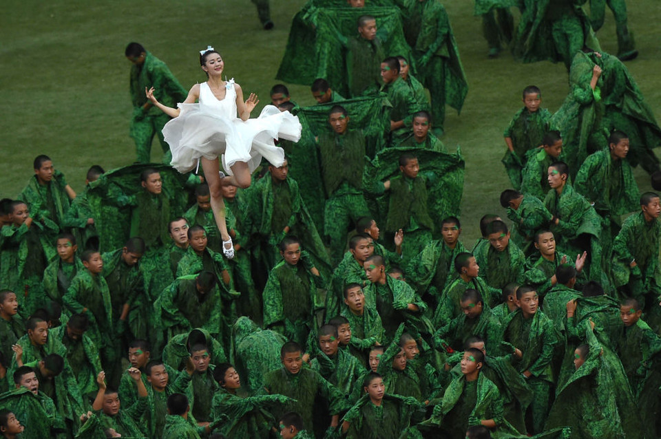 Các diễn viên tham gia buổi lễ khai mạc giải vô địch điền kinh thế giới tổ chức tại sân vận động Tổ chim ở Bắc Kinh. (Ảnh: AFP)