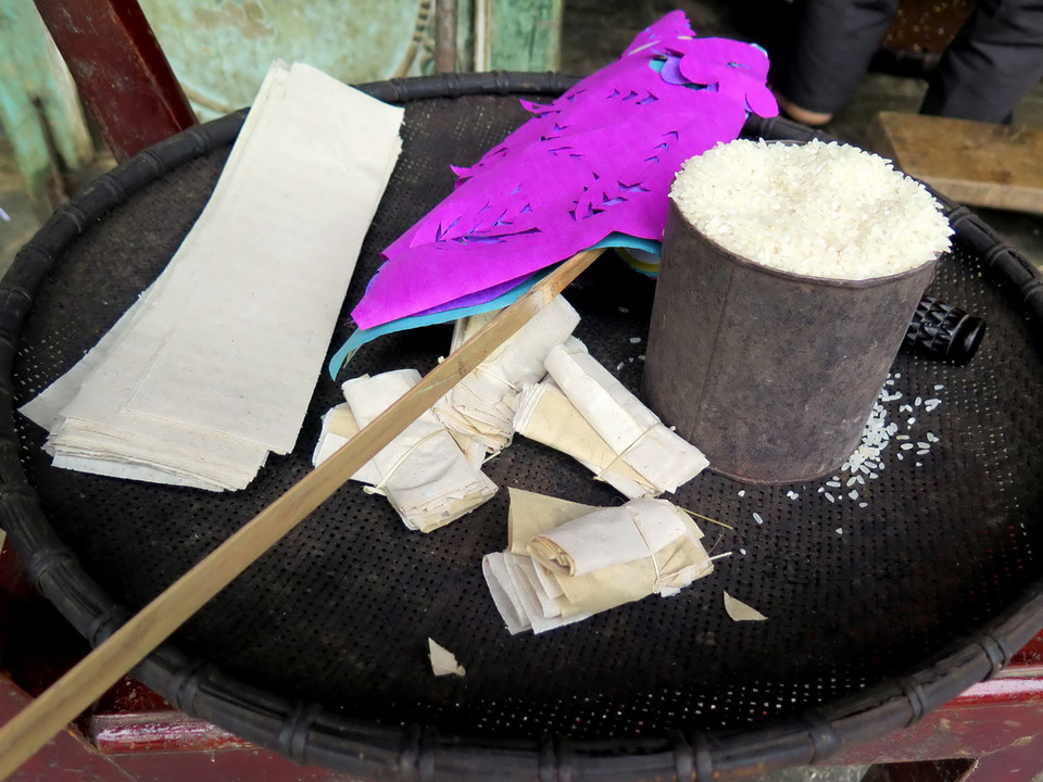 Đồ cúng gồm lợn, gà, rượu, gạo, tiền thật... (Ảnh: Thế Duyệt/TTXVN)