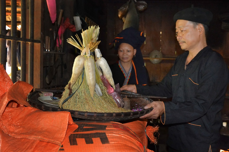 Chủ nhà cất hạt giống vào góc bếp chờ đến vụ gieo hạt. (Ảnh: Thế Duyệt/TTXVN)