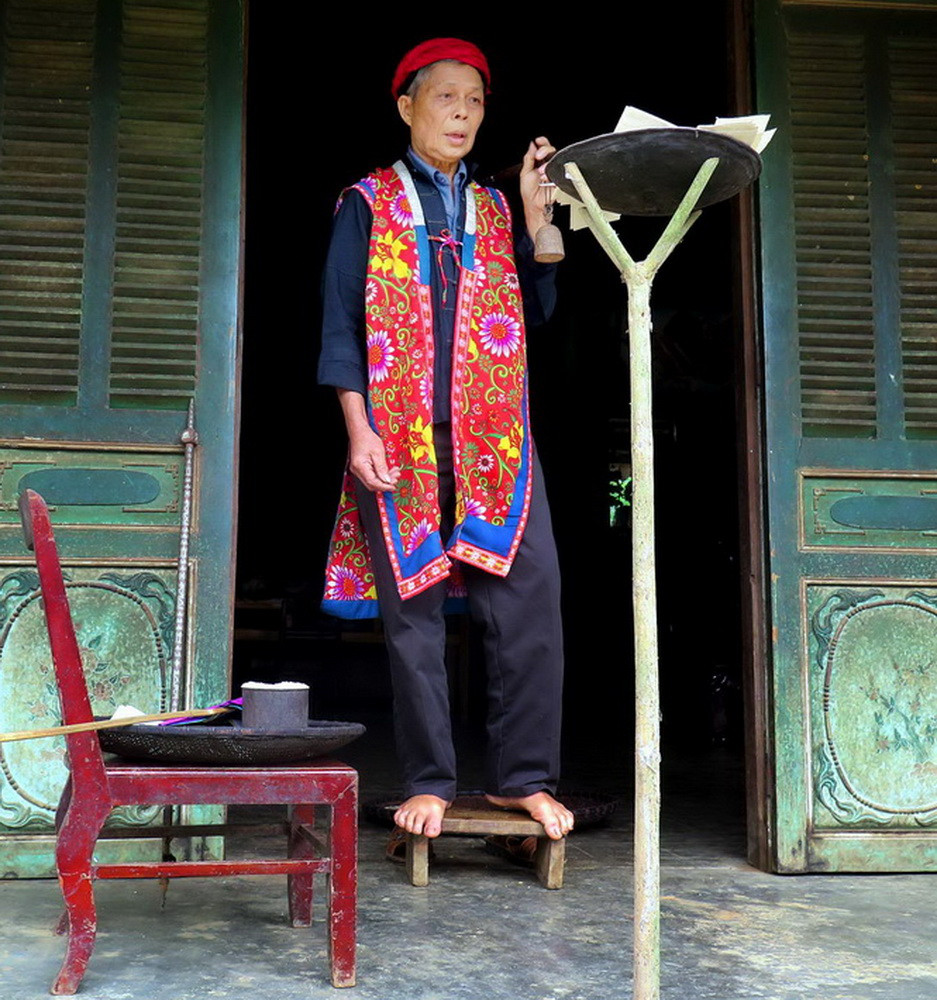  Sau khi báo cáo với tổ tiên, thầy cúng làm lễ gọi Ngọc Hoàng về làm chứng cho lòng thành của gia chủ và mong muốn mùa màng được bội thu. (Ảnh: Thế Duyệt/TTXVN)