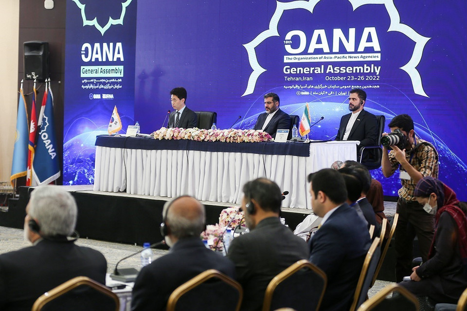 Đoàn Chủ tịch Đại hội đồng OANA 18 gồm Bộ trưởng Bộ Văn hóa và Hướng dẫn Hồi giáo Iran Mohammad Mehdi Esmali, Giám đốc điều hành hãng IRNA (Iran) Ali Naderi, Giám đốc điều hành hãng Yonhap (Hàn Quốc) Hyeonjun Kim. (Ảnh: TTXVN phát)