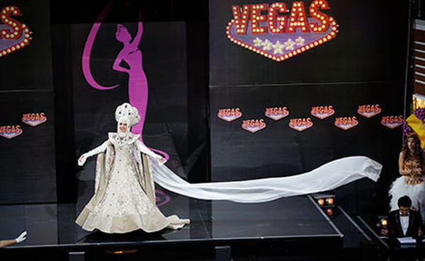 Hoa hậu nước chủ nhà Nga Elmira Abdrazakova.