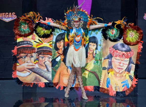 Hoa hậu Brazil Jakelyne Oliveira.