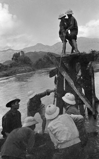 Đội cầu 8 Hà Tĩnh gấp rút hoàn thành đoạn cuối của một chiếc cầu mới để xe kịp thời chở hàng ra tiền tuyến (1968). (Ảnh: Xuân Lâm/TTXVN)