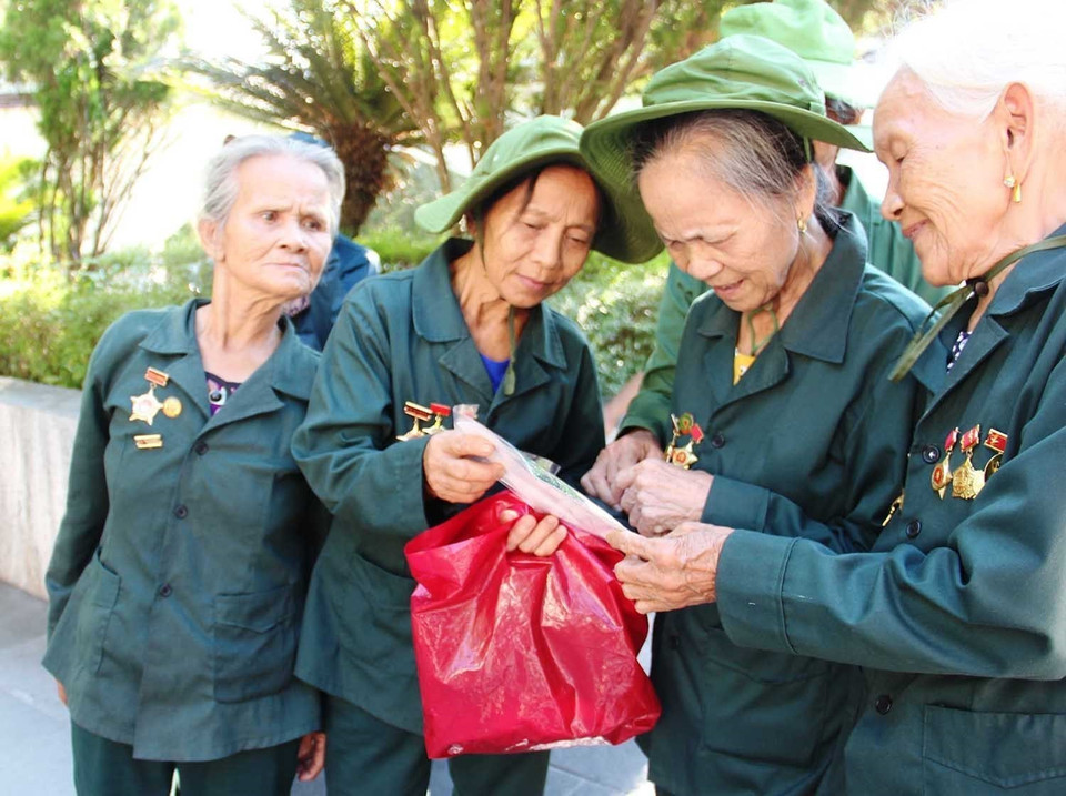 Tháng Bảy hằng năm, các cựu thanh niên xung phong tề tựu về Ngã ba Đồng Lộc để ôn lại ký ức của 'một thời hoa lửa.' (Ảnh: Hoàng Ngà/TTXVN)