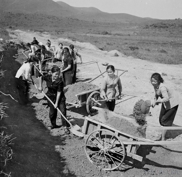 Tiểu đội 2 gồm toàn nữ thuộc Đại đội 551, Tổng đội 55 Thanh niên Xung phong Hà Tĩnh mở đường mới. (Ảnh: Văn Sắc/TTXVN)