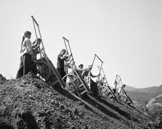 Tiểu đội 2 gồm toàn nữ thuộc Đại đội 551, Tổng đội 55 Thanh niên Xung phong Hà Tĩnh mở đường mới cho xe ra tiền tuyến. (Ảnh: Văn Sắc/TTXVN)