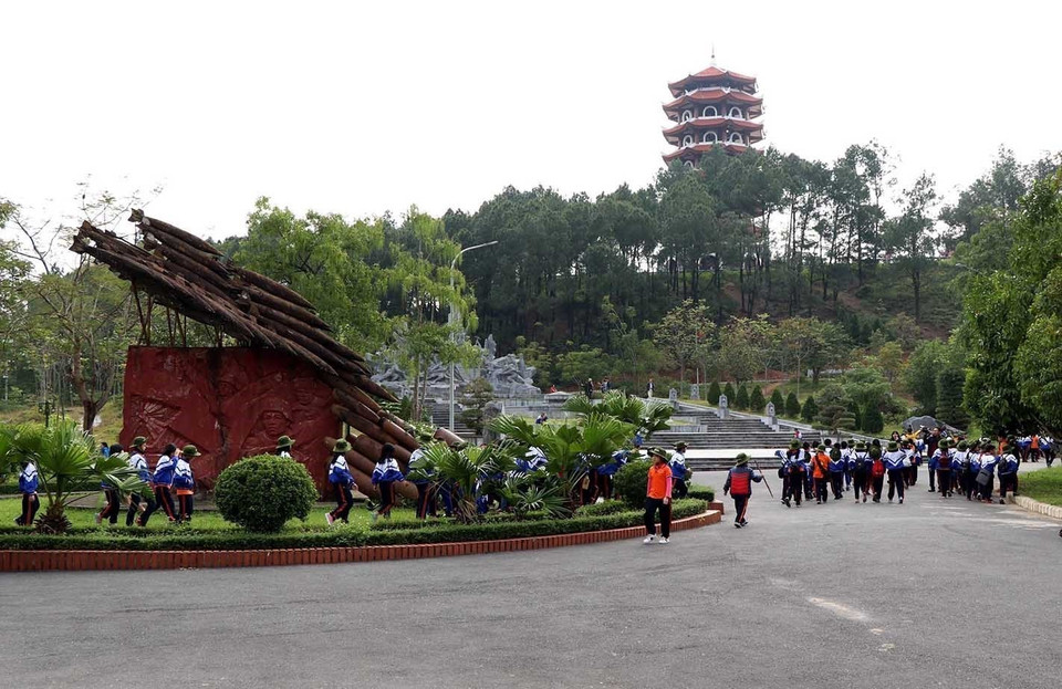 Dòng người đến Khu di tích Ngã ba Đồng Lộc để dâng hoa, thắp hương tưởng niệm, tri ân các anh hùng liệt sỹ vào dịp kỷ niệm Ngày Thương binh-Liệt sỹ hằng năm. (Ảnh: Công Tường/TTXVN)