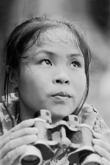 "Cô gái đếm bom" - Anh hùng La Thị Tám đã cắm tiêu đánh dấu hàng ngàn quả bom do địch trút xuống tại Ngã ba Đồng Lộc để lực lượng công binh của ta đến phá bom, đảm bảo thông suốt cho tuyến đường tiếp viện vào Nam. (Ảnh: Văn Bảo/TTXVN)