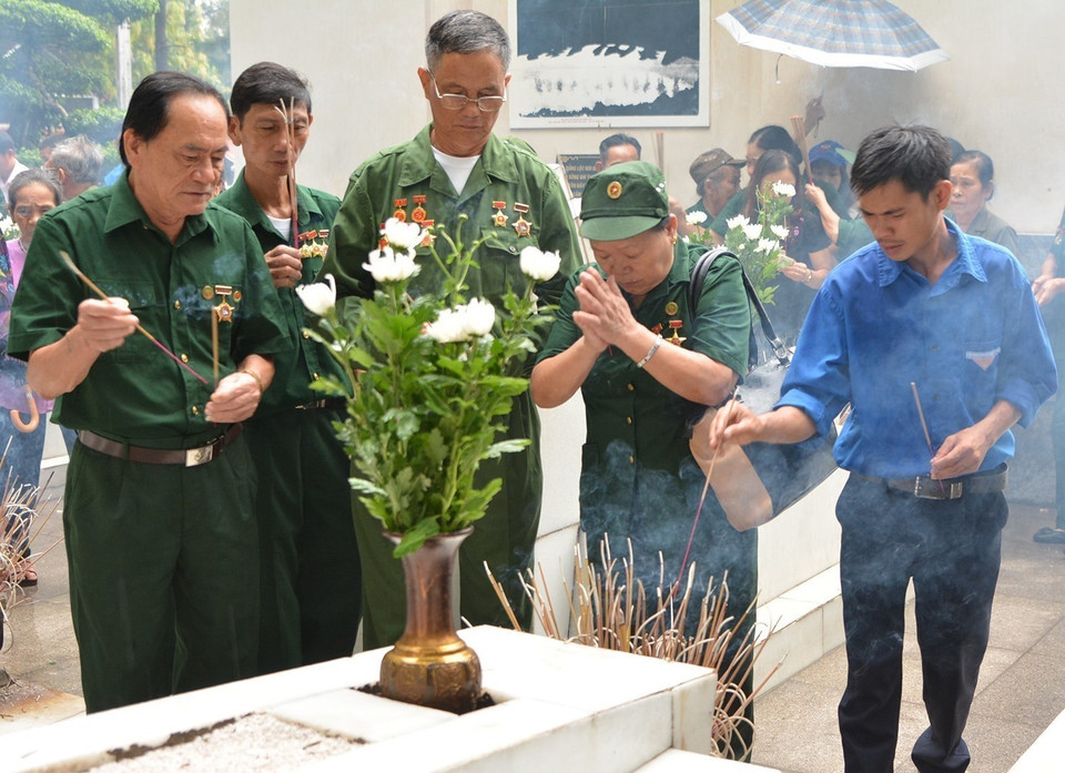 Cựu thanh niên xung phong tới dâng hương tại Khu mộ 10 cô gái Ngã ba Đồng Lộc (14/7/2018). (Ảnh: Hoàng Ngà/TTXVN)