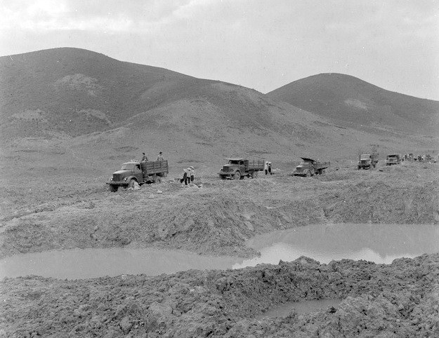 Bên những hố bom nham nhở do bom Mỹ gây ra trên đất lửa Hà Tĩnh, đoàn xe vẫn dũng cảm vượt mọi khó khăn đưa hàng tới địch an toàn (1968). (Ảnh: Văn Sắc/TTXVN)