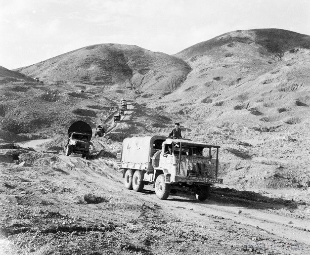 Trong suốt 300 ngày đêm khốc liệt, hơn 16.000 người thuộc các lực lượng đã đối mặt, bám trụ chiến đấu kiên cường để nối mạch, thông đường với tiền tuyến. (Ảnh: Văn Sắc/TTXVN)