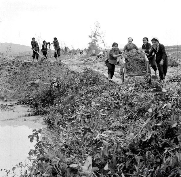 Trong suốt 300 ngày đêm khốc liệt, hơn 16.000 người thuộc các lực lượng đã đối mặt, bám trụ chiến đấu kiên cường để nối mạch, thông đường với tiền tuyến. (Ảnh: Hồ Ca/TTXVN)