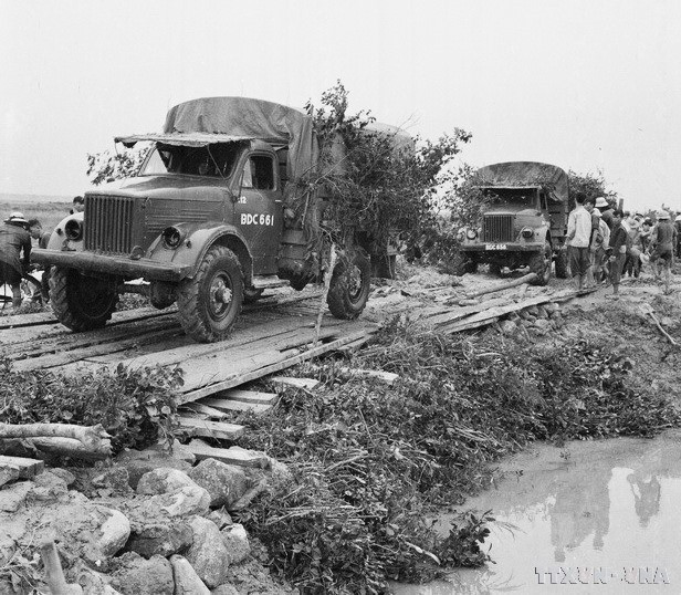 Tuyến đường A, Hà Tĩnh thường xuyên bị địch đánh phá nhưng với ý chí sắt đá và lòng dũng cảm, mưu trí, sáng tạo, các lực lượng của ta vẫn luôn bám đường, đảm bảo mạch máu giao thông trong mọi tình huống. (Ảnh: Hồ Ca/TTXVN)
