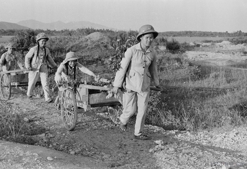 Tiểu đội nữ Thanh niên Xung phong thuộc Đại đội 552, Tổng đội 55 Thanh niên Xung phong Hà Tĩnh “sống bám cầu bám đường, chết kiên cường dũng cảm” đã hy sinh trọn vẹn cả tuổi thanh xuân của mình cho sự sống của dân tộc. (Ảnh: Văn Sắc/TTXVN)