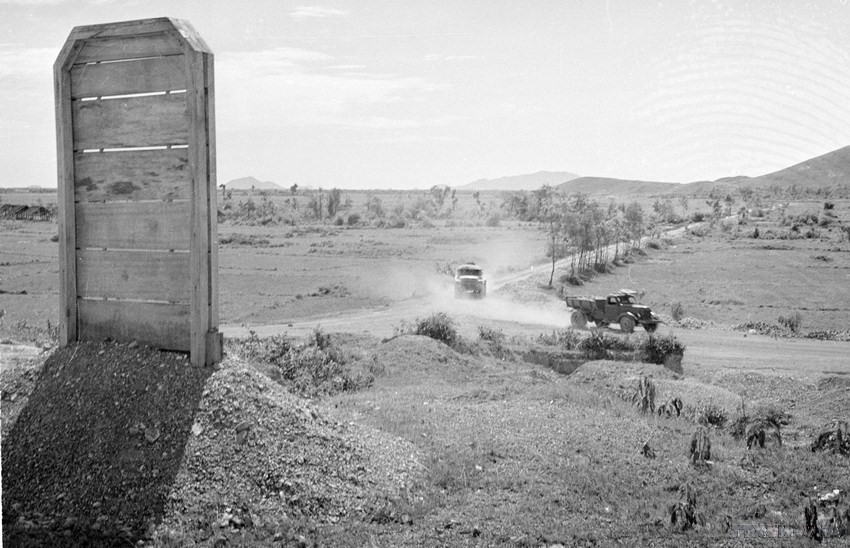 10 cô gái thuộc Tổng đội Thanh niên Xung phong 55 tỉnh Hà Tĩnh đã hy sinh tại Ngã ba Đồng Lộc để cho những đoàn xe ngày đêm đưa hàng vào chiến trường. (Ảnh: Hữu Ngôi/TTXVN)