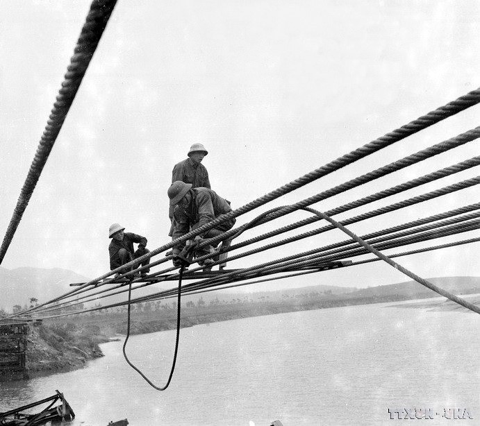 Đội cầu chủ lực Hà Tĩnh chiến đấu dũng cảm, sáng tạo, góp phần đắc lực cho việc đảm bảo giao thông phục vụ tiền tuyến. Đội đã làm 78 cầu mới, chữa 98 cầu hỏng nặng, làm 5 cầu cáp ở vùng ngã ba Đồng Lộc. (Ảnh: Sĩ Mậu/TTXVN)