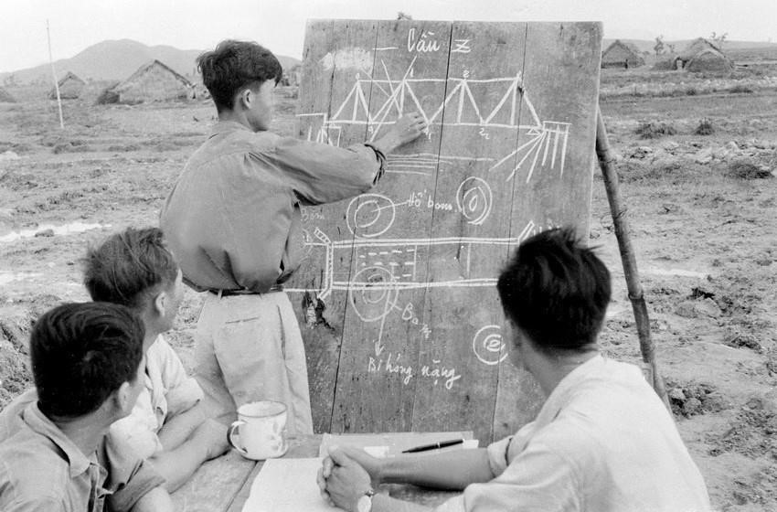 Ban Chỉ huy đội cầu 8 Hà Tĩnh bàn kế hoạch thi công nhanh chóng những chiếc cầu lớn, phục vụ kịp thời cho giao thông vận tải (1968). (Ảnh: Xuân Lâm/TTXVN)