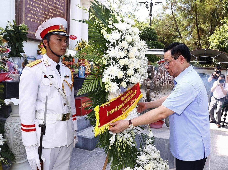 Chủ tịch Quốc hội Vương Đình Huệ đến dâng hương, dâng hoa tưởng niệm các Anh hùng liệt sỹ tại Khu di tích lịch sử Ngã ba Đồng Lộc (16/7/2022). (Ảnh: Doãn Tấn/TTXVN)