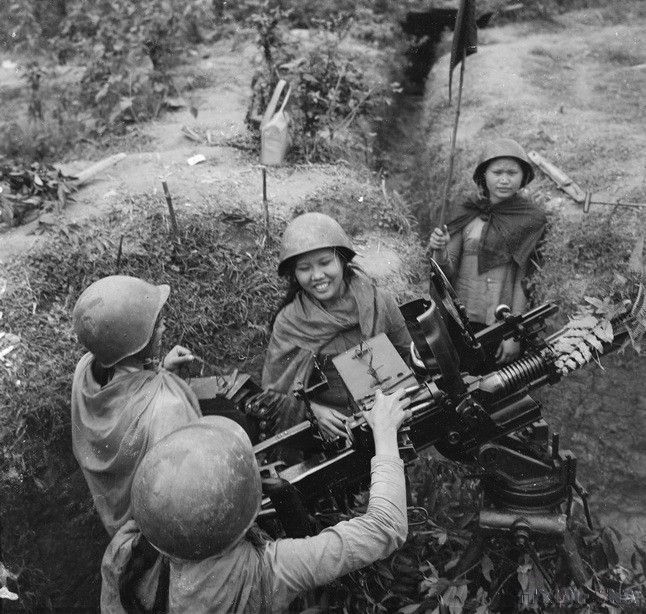 Nữ tự vệ đội cầu 3 Hà Tĩnh thường xuyên luyện tập, nêu cao quyết tâm chiến đấu kiên cường dũng cảm. Tính đến tháng 4/1968, nữ tự vệ đội cầu 3 đã tham gia chiến đấu bắn máy bay Mỹ hơn 50 trận, góp phần cùng các đơn vị bạn bắn rơi 3 máy bay Mỹ, bắn cháy nhiều chiếc khác. (Ảnh: Hồ Ca/TTXVN)