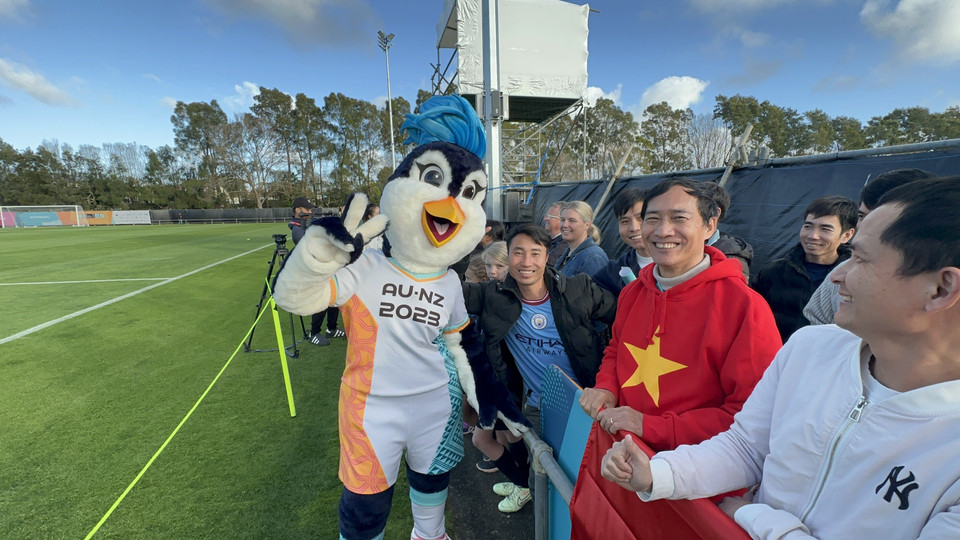 Người hâm mộ đến động viên cổ vũ cho Đội tuyển Bóng đá Nữ Việt Nam. (Ảnh: Trương Anh Ngọc/TTXVN)