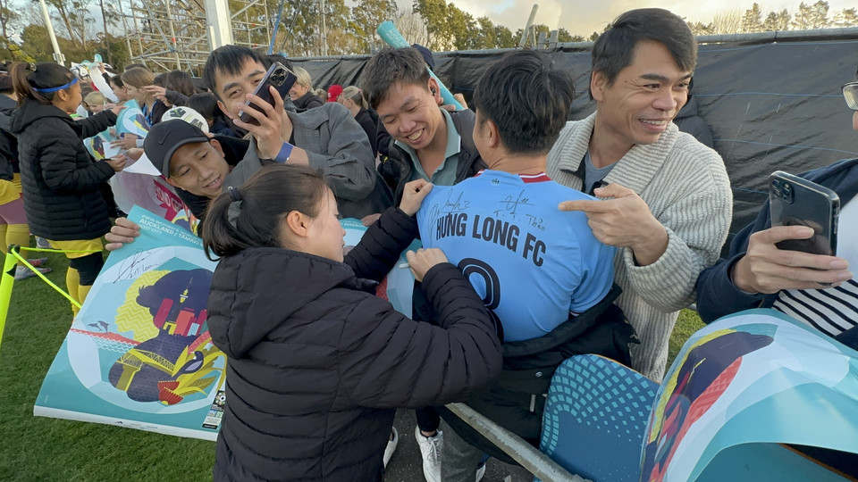 Cầu thủ Hoàng Thị Loan ký tên tặng người hâm mộ. (Ảnh: Trương Anh Ngọc/TTXVN)