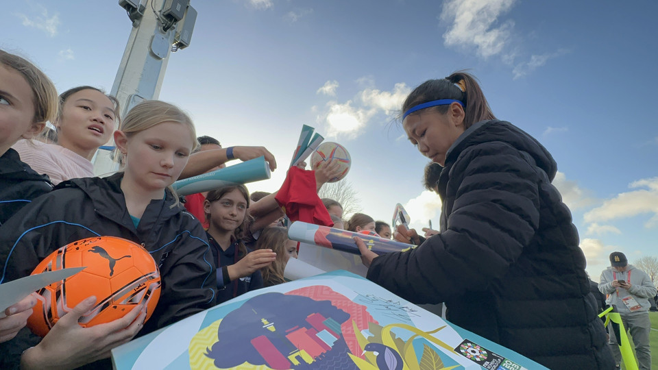 Cầu thủ Huỳnh Như ký tặng người hâm mộ. (Ảnh: Trương Anh Ngọc/TTXVN)