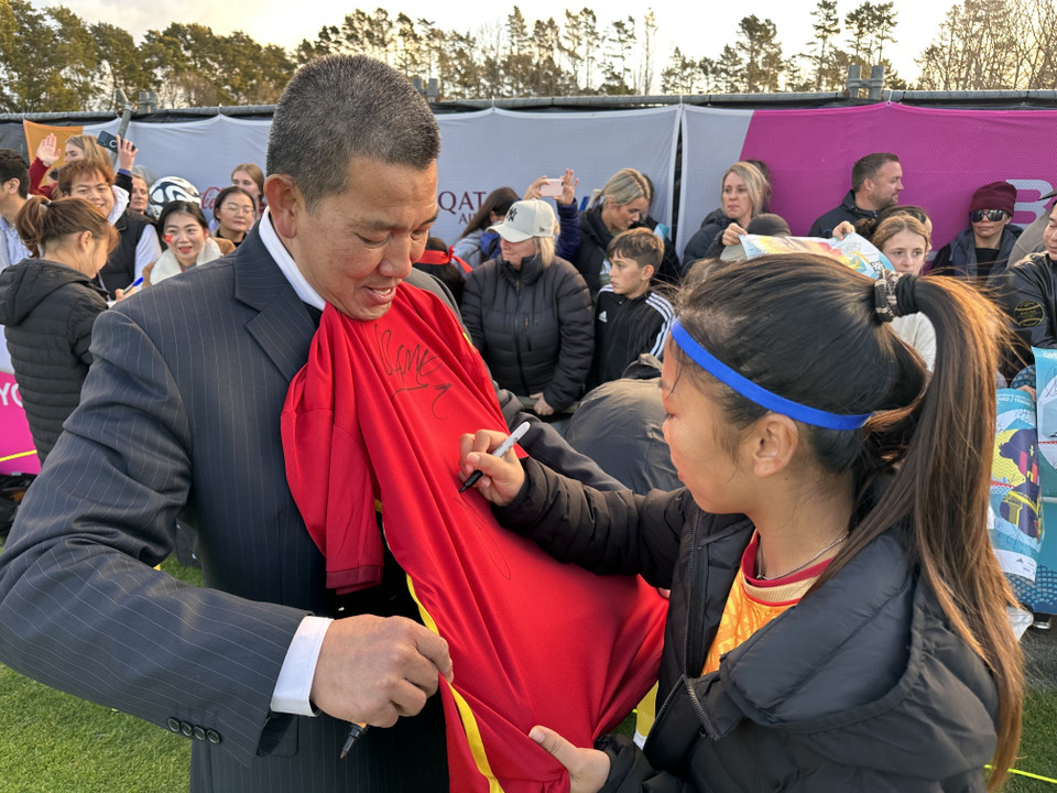 Tiền đạo Huỳnh Như ký tên tặng người hâm mộ. (Ảnh: Trương Anh Ngọc/TTXVN)