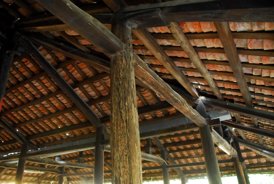 Tuy nhiên đến nay, các kết cấu, kiến trúc của ngôi đình đã hư hỏng, xuống cấp nghiêm trọng, nguy cơ bị đổ sập bất cứ lúc nào. (Ảnh: Mạnh Linh/TTXVN)