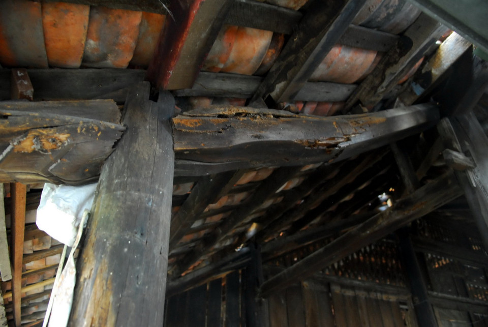 Nhiều dãy cột, vách gỗ, thanh đà… bị mối, mọt, mục nát. (Ảnh: Mạnh Linh/TTXVN)