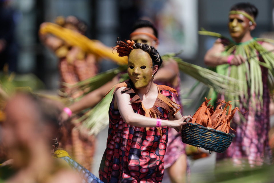 Người dân trong trang phục hóa trang độc đáo tham gia lễ hội "Ngày của người chết" tại Mexico City, Mexico, ngày 31/10/2021. (Ảnh: THX/TTXVN)