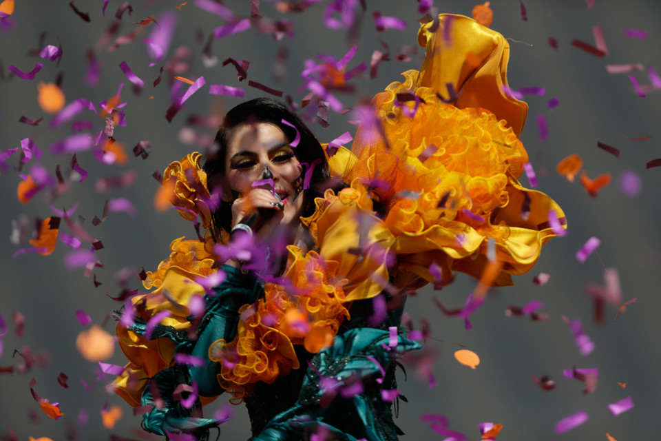 Nghệ sỹ biểu diễn tại lễ hội "Ngày của người chết" ở Mexico City, Mexico, ngày 31/10/2021. (Ảnh: THX/TTXVN)