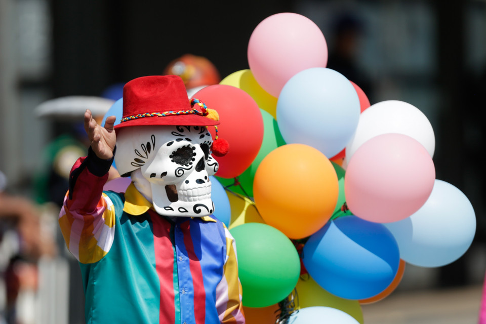 Sau 1 năm bị gián đoạn vì đại dịch COVID-19, các hoạt động kỷ niệm lễ hội "Día de los muertos" (Ngày của người chết), một trong những nét văn hóa đặc sắc nhất của Mexico, đã trở lại tưng bừng trên các đường phố. (Ảnh: THX/TTXVN)