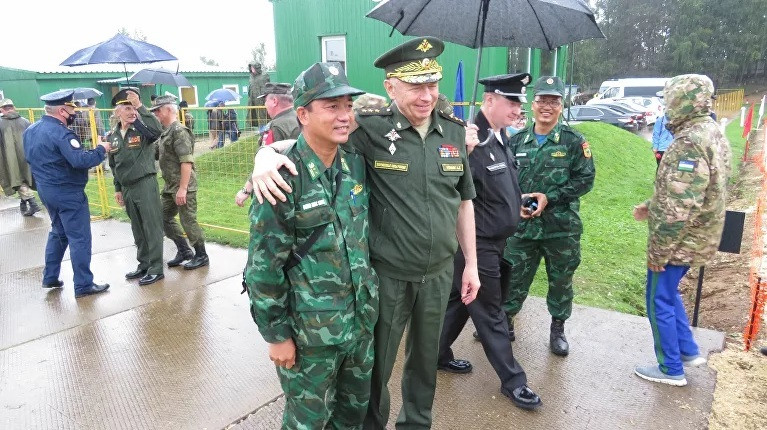 Thứ trưởng Bộ Quốc phòng Nga Alexander Fomin và huấn luyện viên trưởng đội tuyển Việt Nam. (Ảnh: Sputnik)