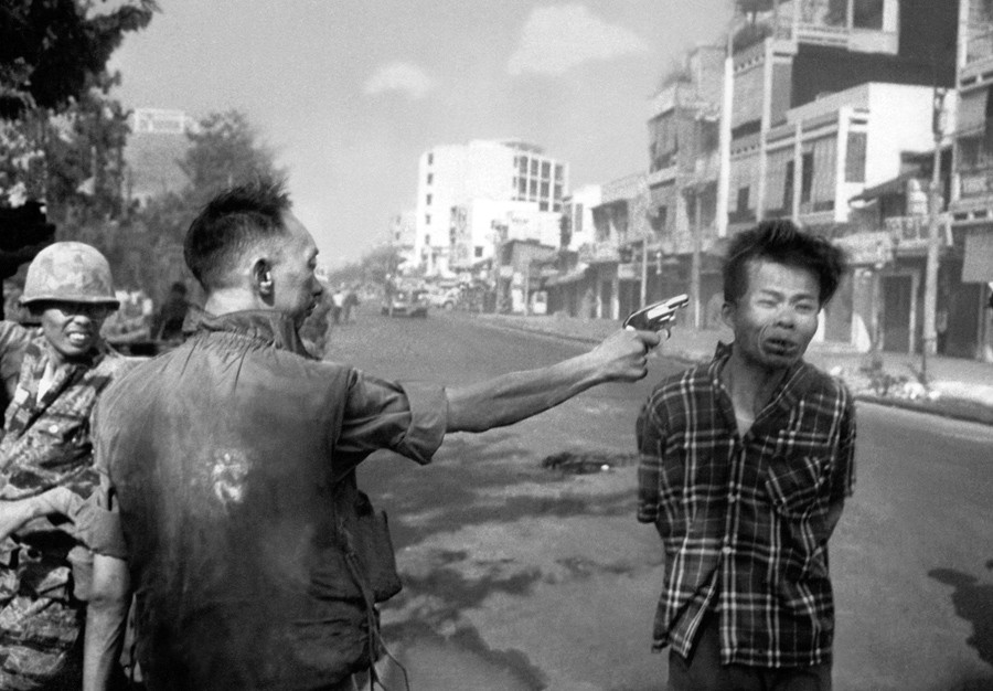 Chiến sỹ đặc công Nguyễn Văn Lém (tự Bảy Lốp) bị Tổng giám đốc cảnh sát Việt Nam cộng hòa Nguyễn Ngọc Loan dí súng bắn vào đầu trên đường phố Sài Gòn ngày 1/2/1968. (Ảnh: AP)