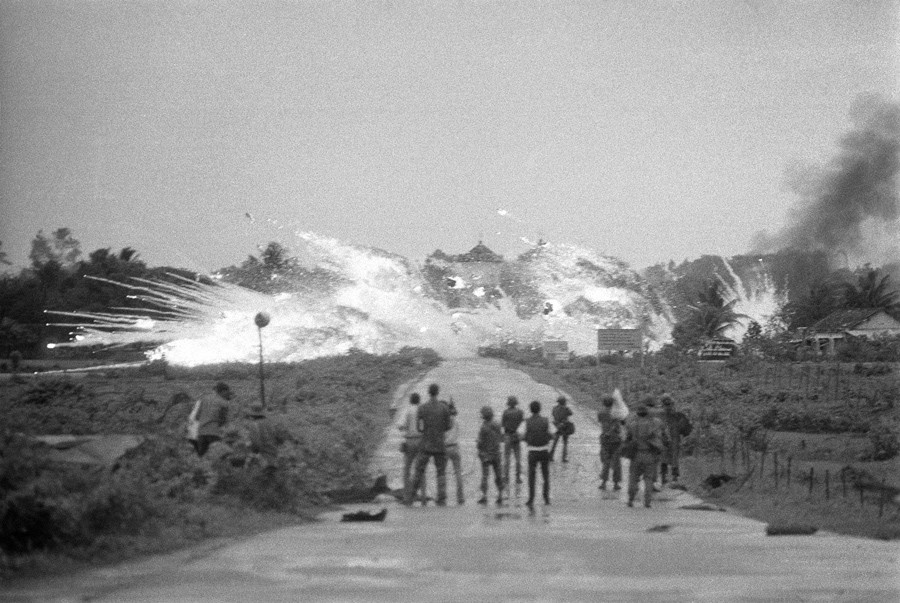 Không quân Việt Nam cộng hòa thả bom gồm hỗn hợp napalm và phốt-pho trắng xuống đường 1, gần Trảng Bàng ngày 8/6/1972. (Ảnh: AP)