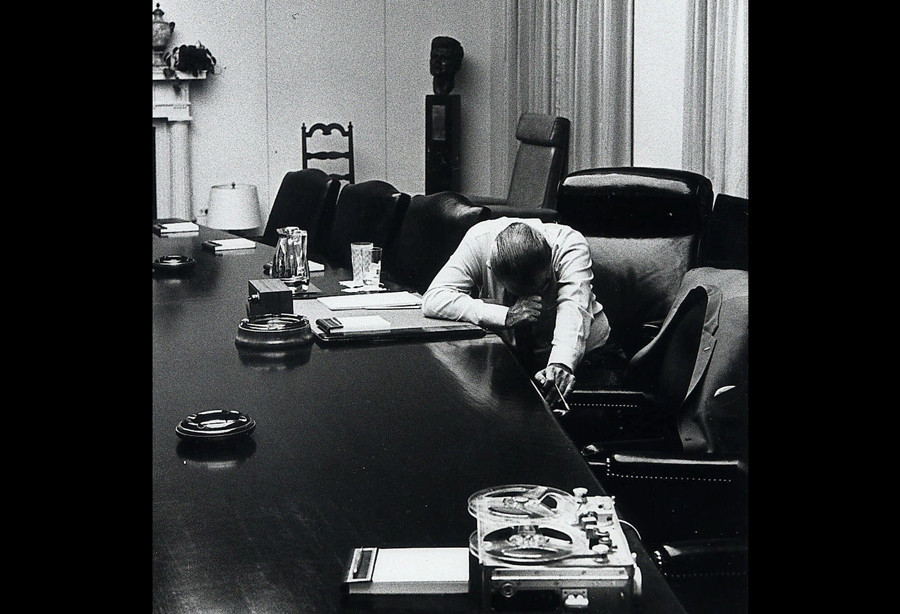 Tổng thống Mỹ Lyndon B. Johnson nghe băng ghi âm từ con rể, đại úy Charles Robb, tại Nhà Trắng ngày 31/7/1968. Robb lúc đó là đại đội trưởng lính thủy đánh bộ Mỹ tham chiến tại Việt Nam. (Ảnh: AP)