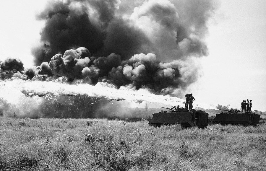 Lính Việt Nam cộng hòa thử nghiệm súng phun lửa đặt trên xe chở quân trong chiến dịch ở phía tây Krek, Campuchia ngày 28/11/1971. (Ảnh: AP)