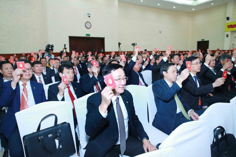 Đại biểu biểu quyết thông qua chương trình Đại hội. (Ảnh: Phương Hoa/TTXVN)