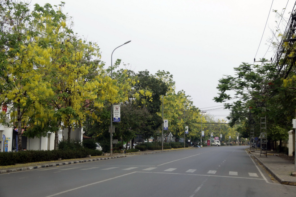 Một tuyến phố ở trung tâm thủ đô Viêng Chăn vốn là nơi thường diễn ra các hoạt động tôn giáo và té nước nhân dịp Tết cổ truyền của Lào (Boun Pi May) năm nay trở nên khô ráo và không một vắng hẳn bóng người và phương tiện. (Ảnh: Phạm Kiên/Vietnam+)